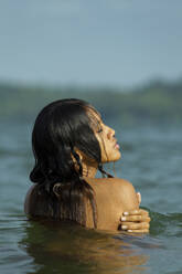 Topless junge Frau Schwimmen im Meer gegen den Himmel - EAF00018