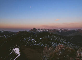 Blick auf felsige Berge vor blauem Himmel bei Sonnenuntergang, Leon, Spanien - FVSF00410