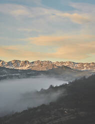 Blick auf felsige Berge gegen den Himmel bei Sonnenaufgang, Leon, Spanien - FVSF00418