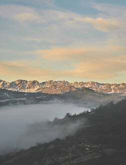 Blick auf felsige Berge gegen den Himmel bei Sonnenaufgang, Leon, Spanien - FVSF00418