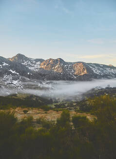 Blick auf felsige Berge gegen den Himmel, Leon, Spanien - FVSF00419