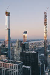 Blick auf die Skyline von Manhattan mit beleuchteten Wolkenkratzern bei Sonnenuntergang, New York City - ISF24190