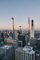 Blick auf die Skyline von Manhattan mit beleuchteten Wolkenkratzern bei Sonnenuntergang, New York City - ISF24191
