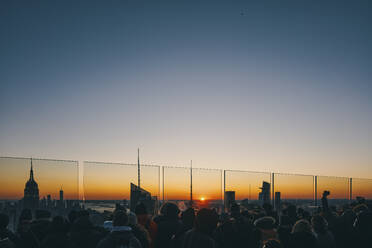 Blick auf die Skyline von Manhattan mit beleuchteten Wolkenkratzern bei Sonnenuntergang, New York City - ISF24192