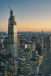Blick auf die Skyline von Manhattan mit beleuchteten Wolkenkratzern bei Sonnenuntergang, New York City - ISF24193