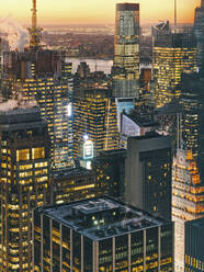 Blick auf die Skyline von Manhattan mit beleuchteten Wolkenkratzern bei Sonnenuntergang, New York City - ISF24197
