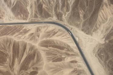 Luftaufnahme einer Landstraße durch eine Wüstenlandschaft, Nazca, Südperu. - ISF24201