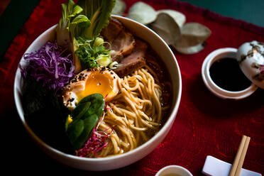 Nahaufnahme einer Schüssel mit Ramen-Nudelsuppe in einem Ramen- und Gyoza-Restaurant in Italien. - ISF24207