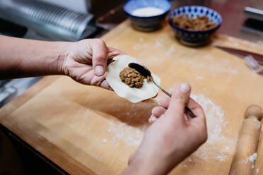 Nahaufnahme eines Kochs bei der Zubereitung eines Gyoza in einem Ramen- und Gyoza-Restaurant in Italien. - ISF24208