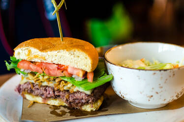 Bison-Burger mit Schale im Teller serviert - EYF05031