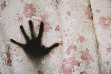 Cropped Hand der Frau durch Vorhang gesehen - EYF05048