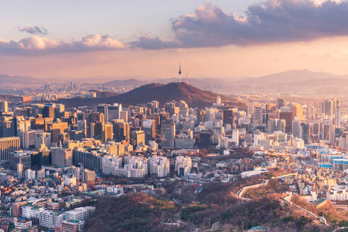 High Angle View Of Namsan - Seoul gegen bewölkten Himmel bei Sonnenuntergang - EYF05065