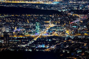 High Angle View Of Illuminated Cityscape bei Nacht - EYF05082