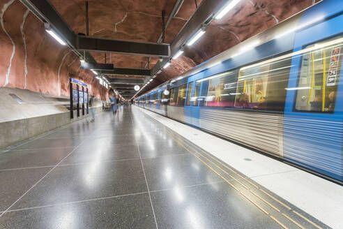 U-Bahn-Station Radhuset in Stockholm mit einem Zug mit der Abfahrt - CAVF84469