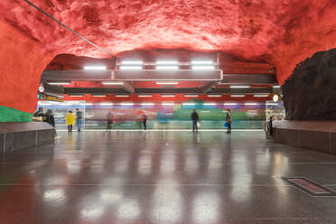 U-Bahn-Station Solna Centrum in Stockholm mit Menschen - CAVF84471