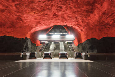 Der Ausgang des Kunstbahnhofs Solna Centrum in Stockholm - CAVF84473