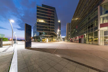 Donau City beim Austria Kongresszentrum Wien bei Nacht - CAVF84483