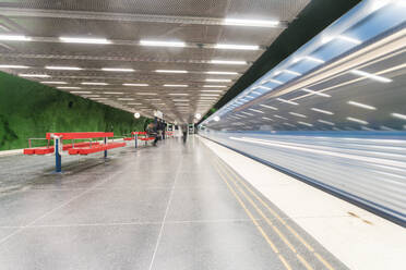 U-Bahn-Station Art Tunnelbana in Stockholm mit Zugabfahrt - CAVF84486