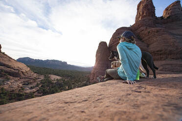 Eine Frau und ihre Hunde genießen die Aussicht auf Sedona, Arizona - CAVF84500