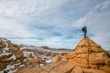 Wanderer erklimmt eine Kuppe in Cottonwood Cove, South Coyote Buttes - CAVF84513