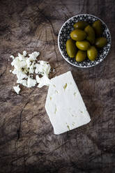 Feta-Käse und Schale mit frischen Oliven auf Holzunterlage - GIOF08352