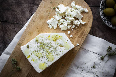 Feta-Käse auf Schneidebrett - GIOF08356