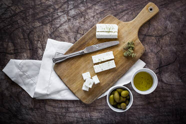 Cutting board and fresh ingredients for Greek salad - GIOF08360