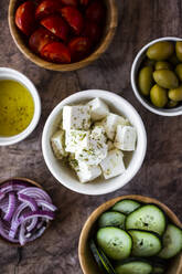 Schalen mit frischen Zutaten für griechischen Salat - GIOF08365