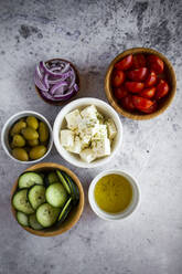 Schalen mit frischen Zutaten für griechischen Salat - GIOF08366