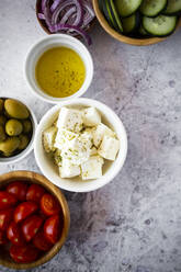 Schalen mit frischen Zutaten für griechischen Salat - GIOF08367