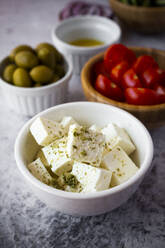Schalen mit frischen Zutaten für griechischen Salat - GIOF08368