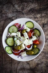 Schüssel mit verzehrfertigem griechischem Salat - GIOF08371