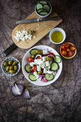 Schüssel mit verzehrfertigem griechischem Salat und seinen Zutaten - GIOF08373