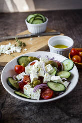 Schüssel mit verzehrfertigem griechischem Salat - GIOF08375