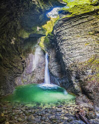 Slowenien, Schlucht und kleiner Wasserfall am Fluss Soca - HAMF00622