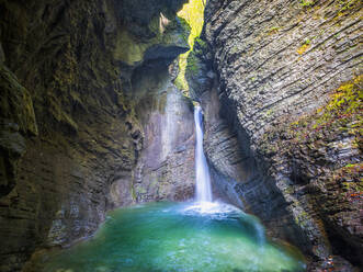 Slowenien, Schlucht und kleiner Wasserfall am Fluss Soca - HAMF00623