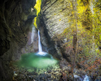 Slowenien, Schlucht und kleiner Wasserfall am Fluss Soca - HAMF00625