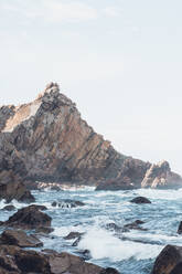 Blick auf das Meer und die Berge gegen den Himmel, Strand Ursa, Portugal - FVSF00435