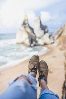 Junge Frau am Meer am Strand von Ursa, Portugal - FVSF00449