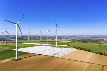 Deutschland, Rheinland-Pfalz, Gabsheim, Blick aus dem Hubschrauber auf einen ländlichen Windpark im Sommer - AMF08171