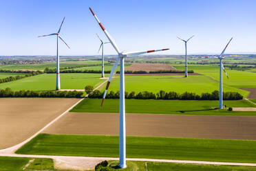 Deutschland, Rheinland-Pfalz, Gabsheim, Blick aus dem Hubschrauber auf einen ländlichen Windpark im Sommer - AMF08174