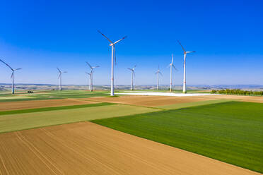 Deutschland, Rheinland-Pfalz, Gabsheim, Blick aus dem Hubschrauber auf einen ländlichen Windpark im Sommer - AMF08177