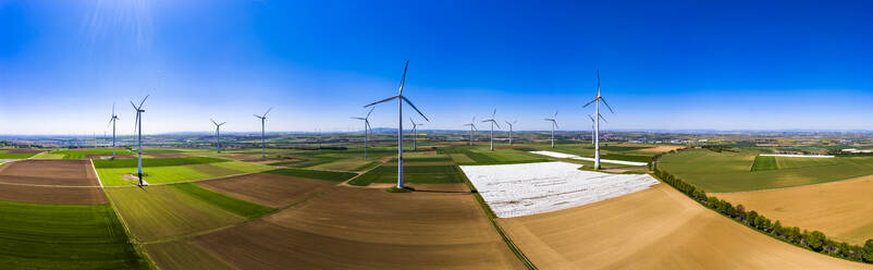 Deutschland, Rheinland-Pfalz, Gabsheim, Blick aus dem Hubschrauber auf einen ländlichen Windpark im Sommer - AMF08179