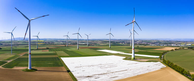 Deutschland, Rheinland-Pfalz, Gabsheim, Blick aus dem Hubschrauber auf einen ländlichen Windpark im Sommer - AMF08180