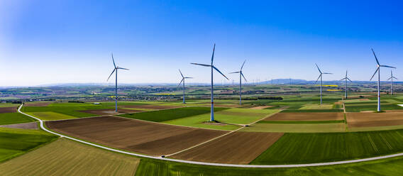 Deutschland, Rheinland-Pfalz, Gabsheim, Blick aus dem Hubschrauber auf einen ländlichen Windpark im Sommer - AMF08181
