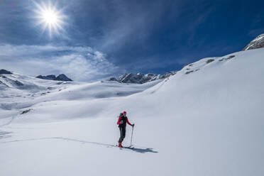 Älterer Mann beim Skifahren auf schneebedecktem Land gegen den Himmel an einem sonnigen Tag, Dachstein, Österreich - HAMF00627