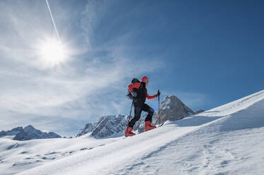Älterer Mann beim Skifahren auf dem schneebedeckten Dachstein gegen den Himmel an einem sonnigen Tag, Österreich - HAMF00629