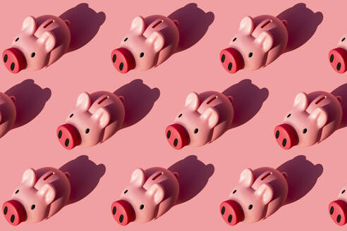 Nahtlose Muster von Reihen von Sparschweinen gegen Pastell rosa Hintergrund - GEMF03839