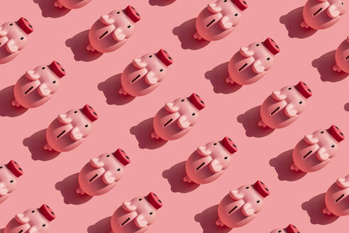 Nahtlose Muster von Reihen von Sparschweinen gegen Pastell rosa Hintergrund - GEMF03843