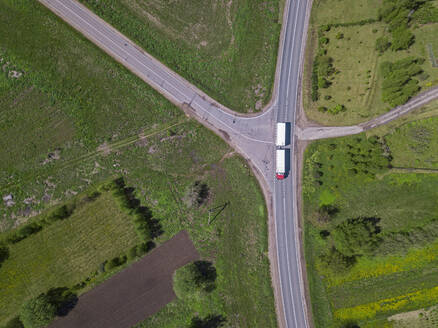 Russland, Oblast Moskau, Luftaufnahme eines Lastwagens, der auf einer Landstraße eine Kreuzung passiert - KNTF04674